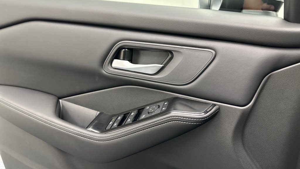 2026 Nissan Rogue SV photo 16