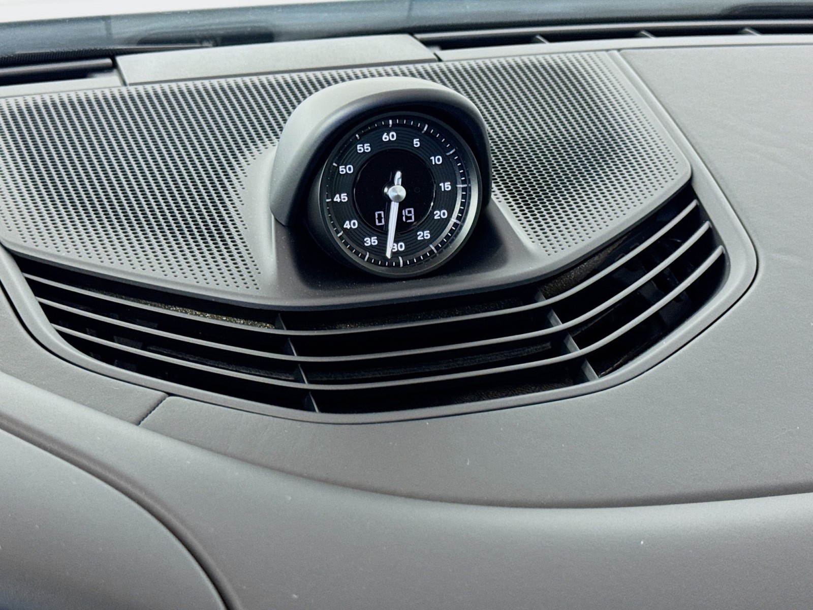 2025 Porsche Taycan 4S photo 27