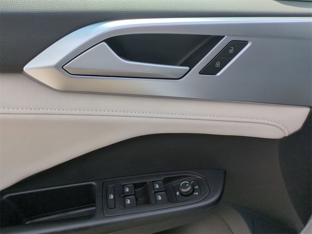 2025 Volkswagen Taos SE photo 21