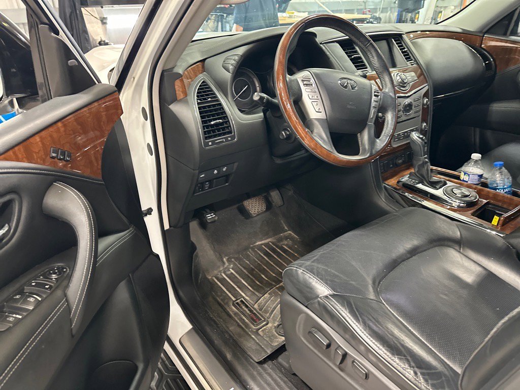 2019 Infiniti QX80 Luxe photo 3