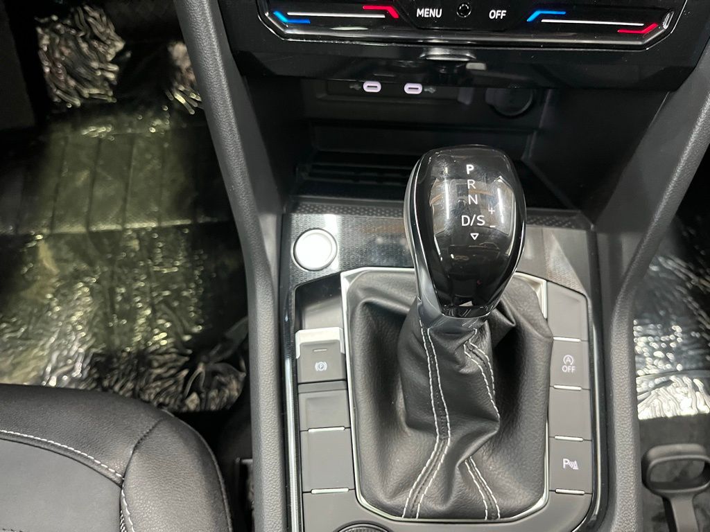 2025 Volkswagen Taos SE photo 13