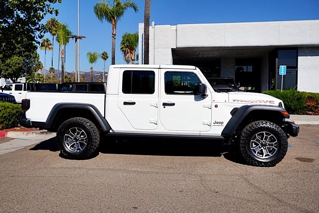 New 2025 Bright White Clear-Coat Exterior Paint Jeep Mojave image 7
