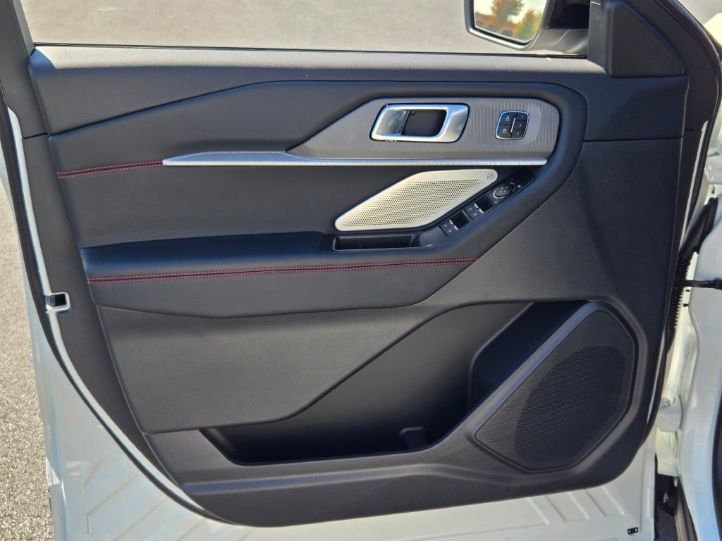 2025 Ford Explorer ST photo 21