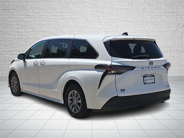2024 Toyota Sienna LE photo 3