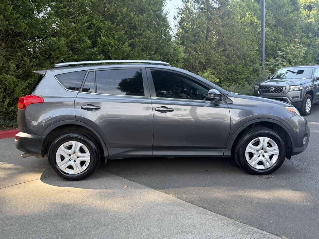 2015 Toyota RAV4 LE photo 3