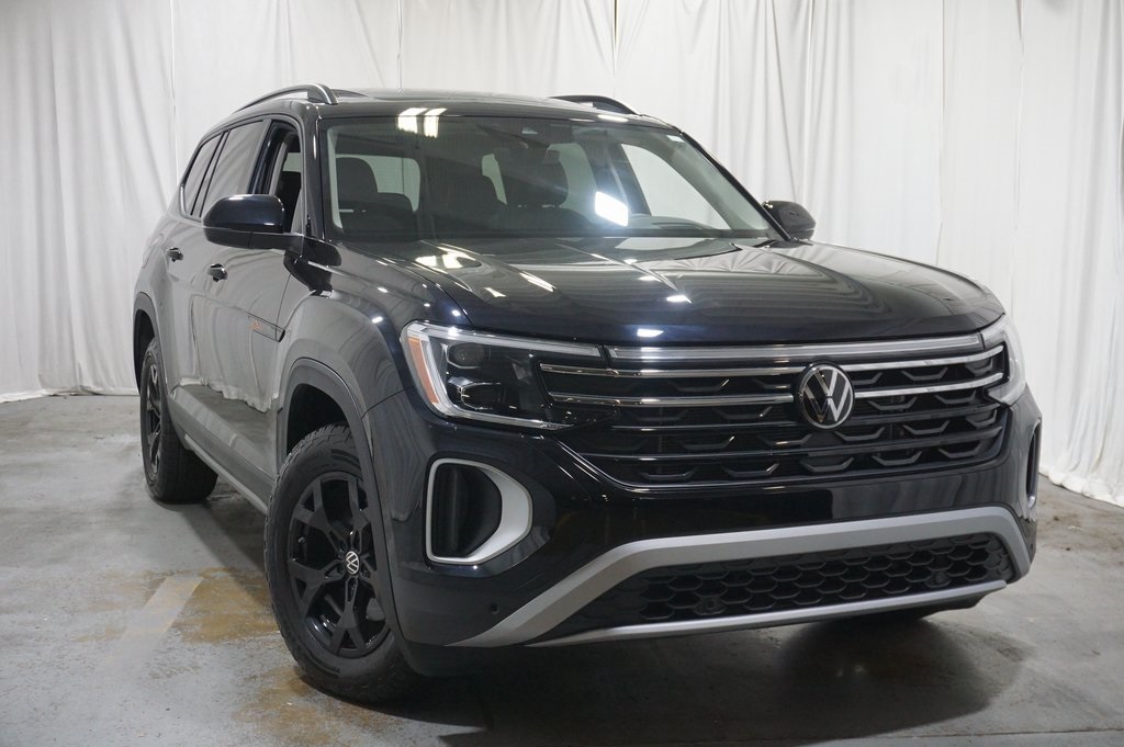 2024 Volkswagen Atlas Peak Edition SEL photo 2