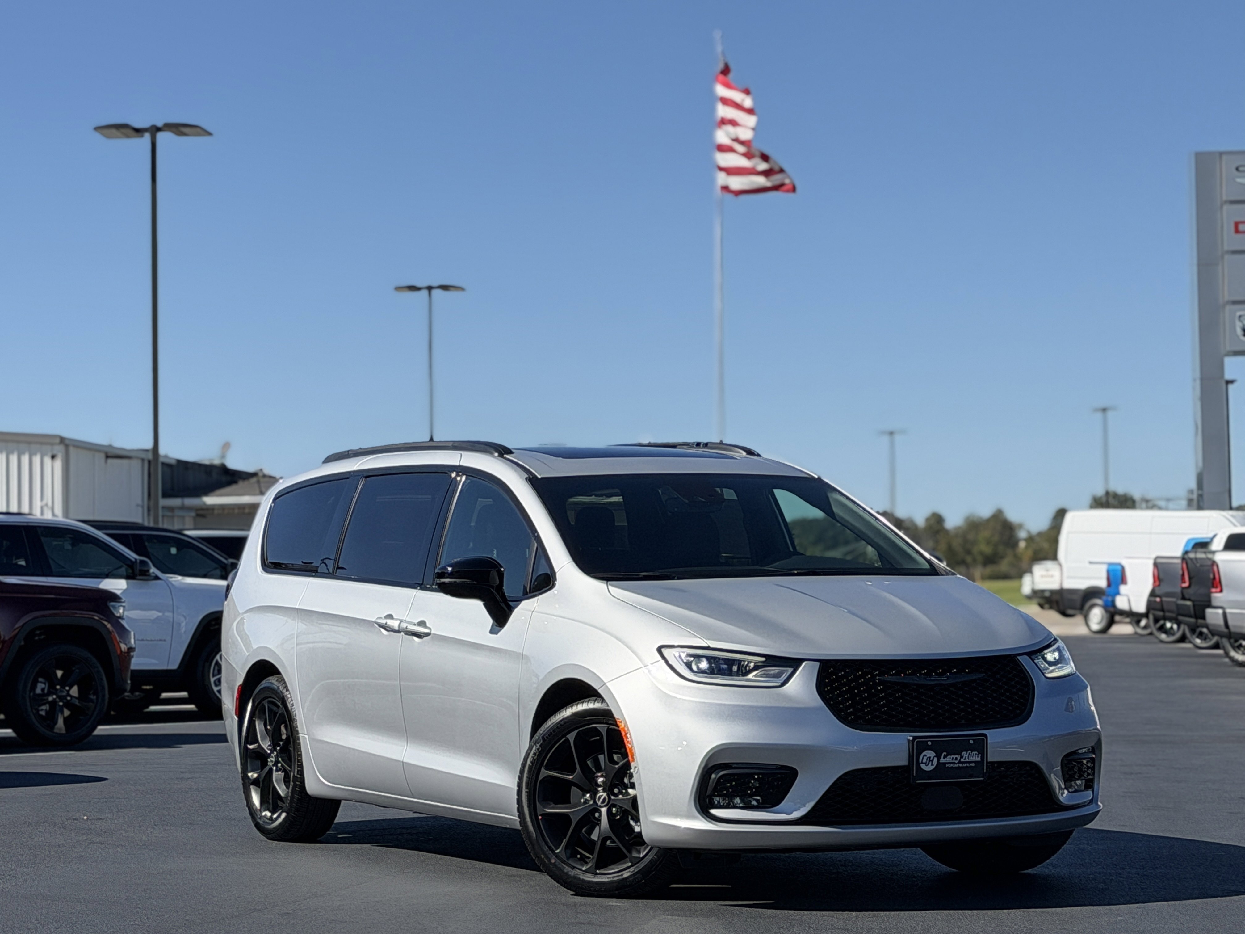 2026 Chrysler Pacifica Select's photo