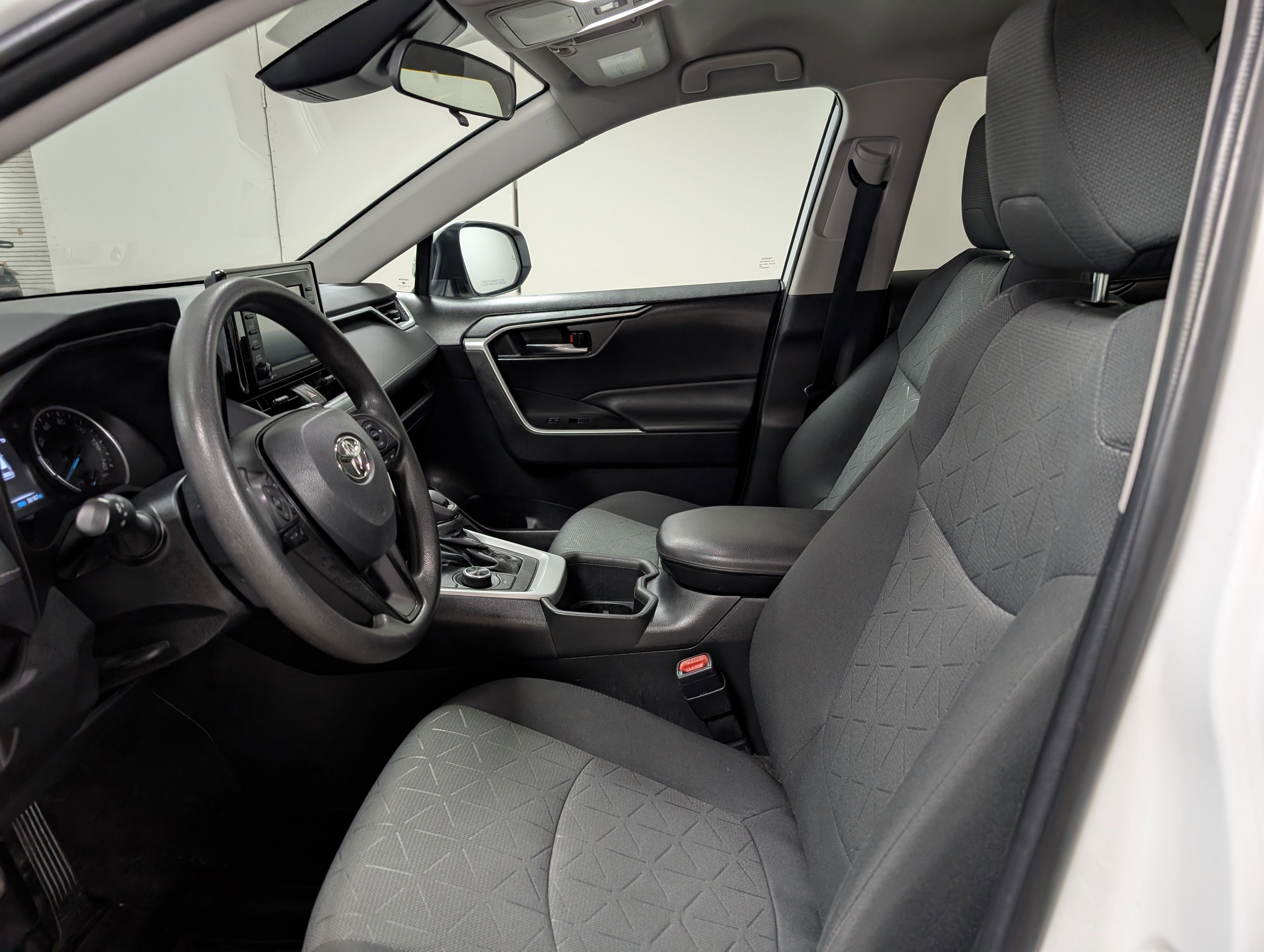 2022 Toyota RAV4 Hybrid XLE photo 2