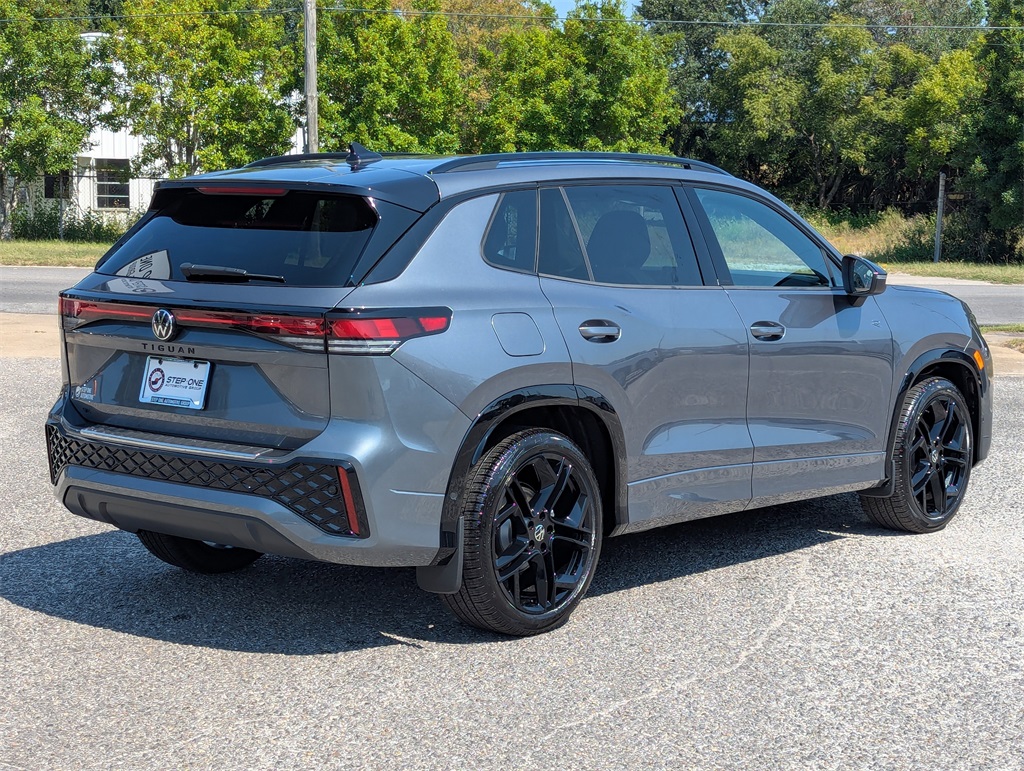 2025 Volkswagen Tiguan SE R-Line Black photo 2