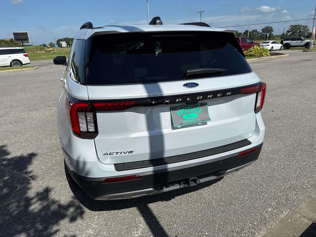 2025 Ford Explorer photo 3