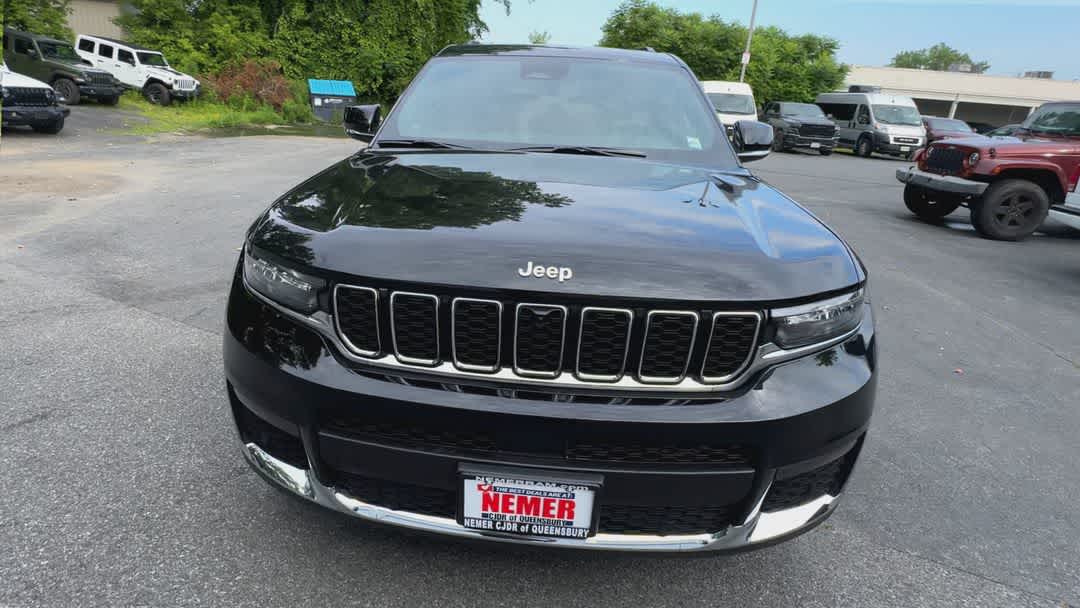 2025 Jeep Grand Cherokee Limited photo 3