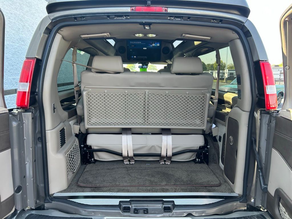 2025 Gmc Savana photo 4