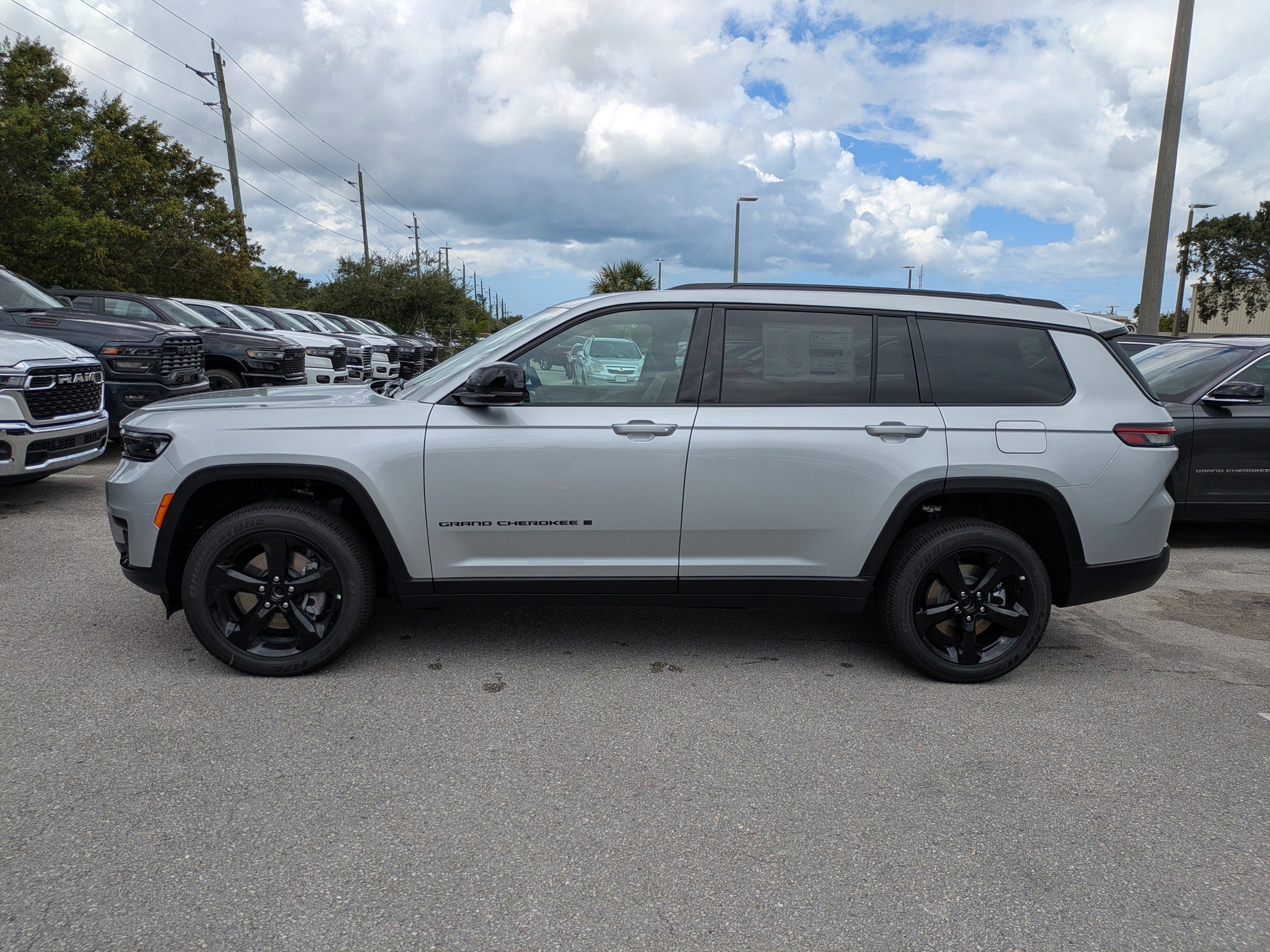 2025 Jeep Grand Cherokee Laredo Altitude photo 8