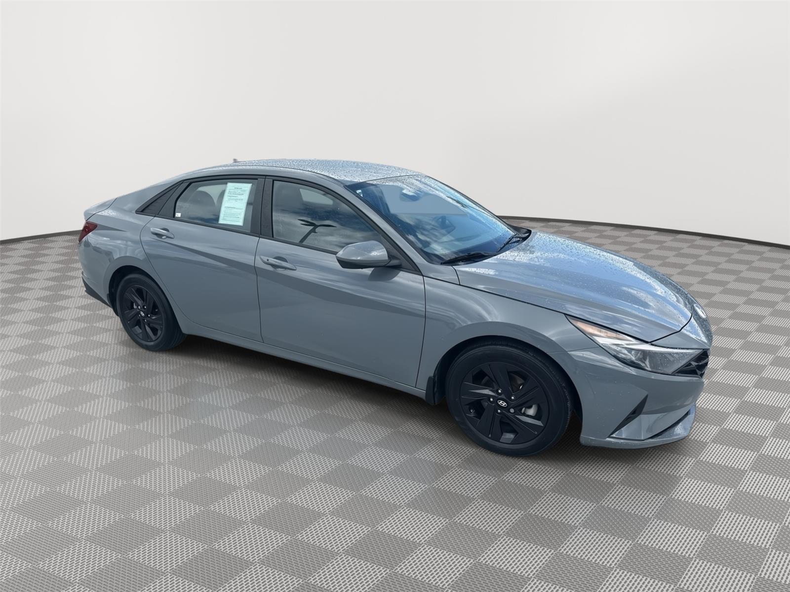 2022 Hyundai Elantra SEL photo 3