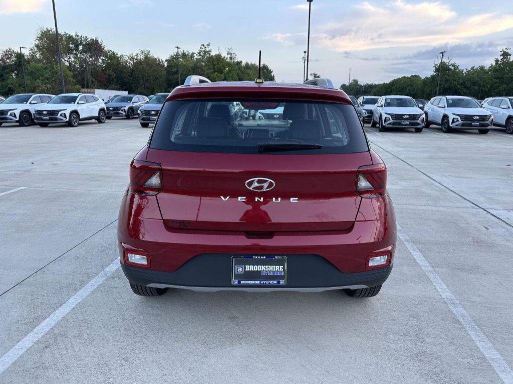 2025 Hyundai Venue Limited photo 2