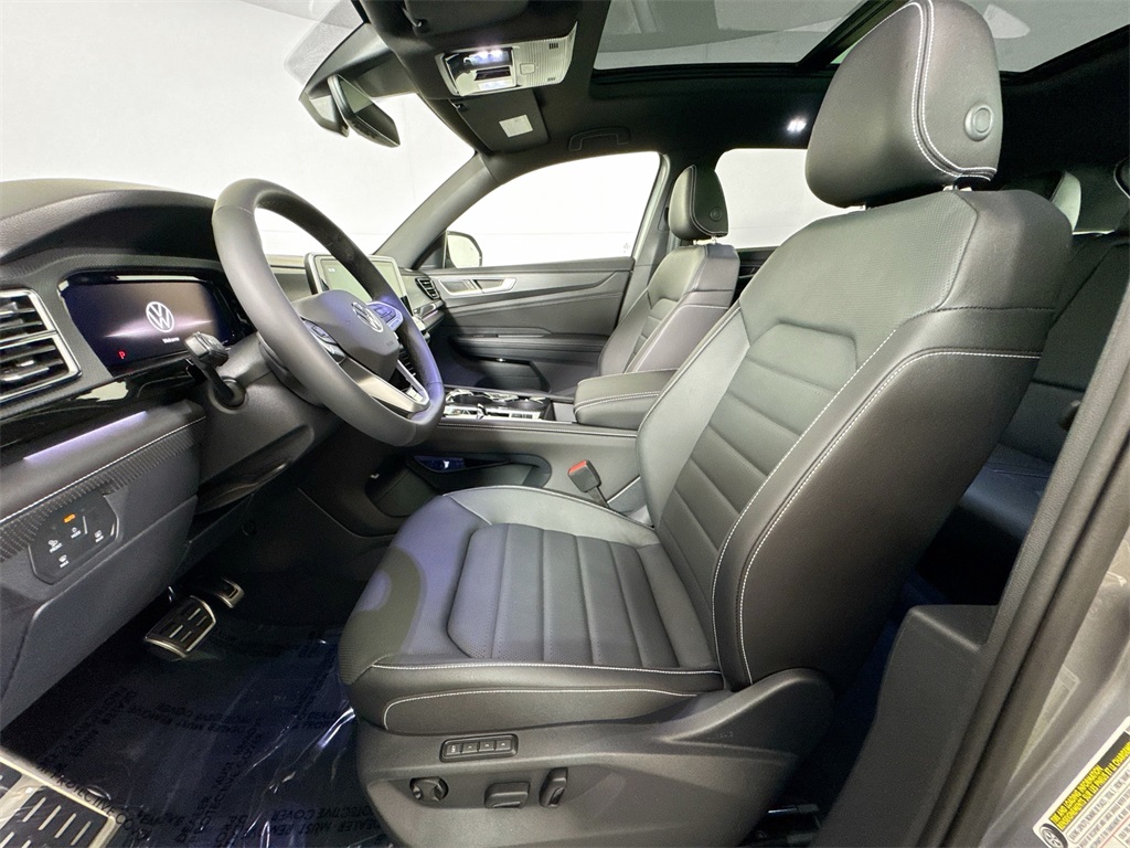 2025 Volkswagen Atlas Cross Sport SEL R-Line photo 5