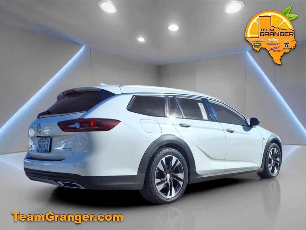 2018 Buick Regal TourX Essence photo 2