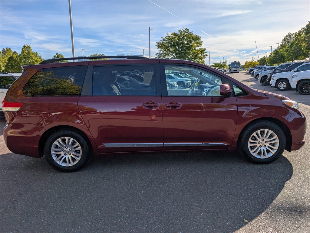 2014 Toyota Sienna XLE photo 6