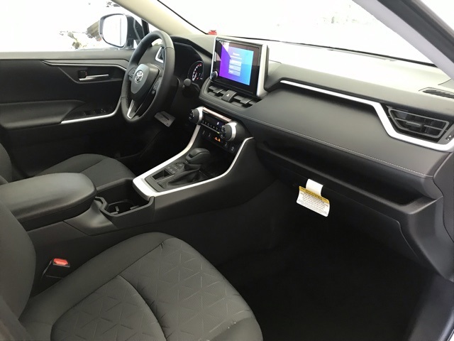 2025 Toyota RAV4 XLE photo 13