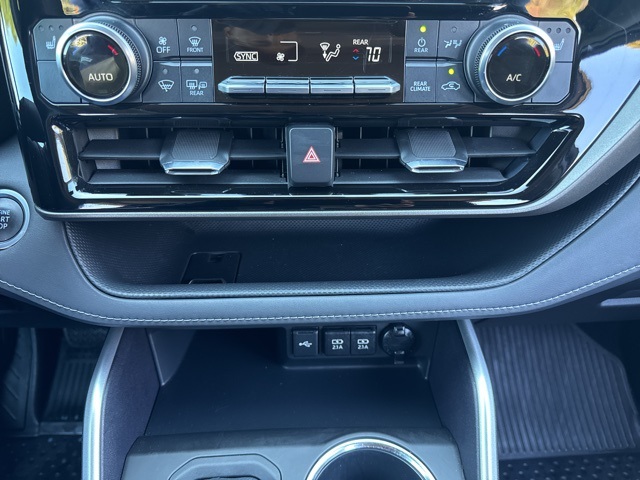 2021 Toyota Highlander XLE photo 28
