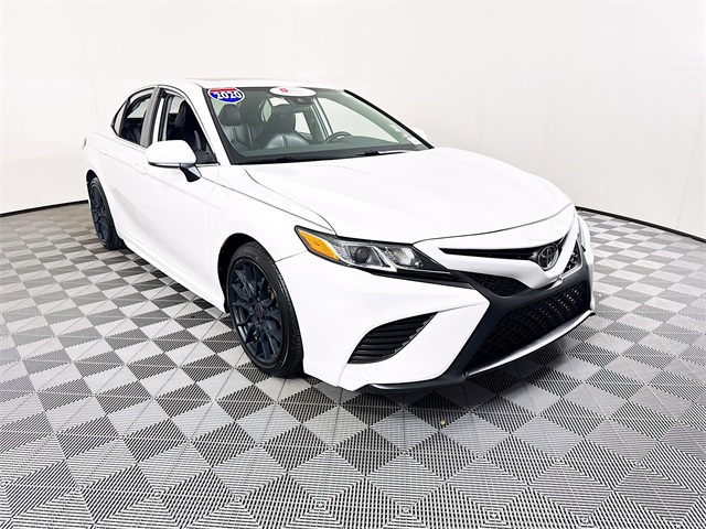 2020 Toyota Camry SE's photo