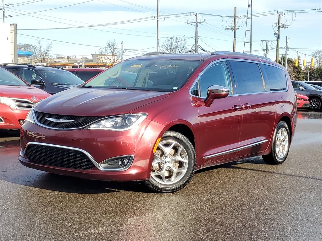 2018 Chrysler Pacifica Limited's photo