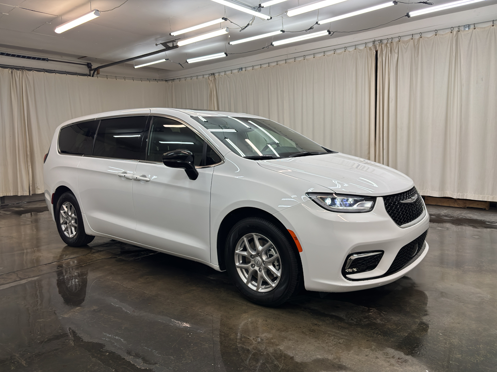 2026 Chrysler Pacifica photo 3