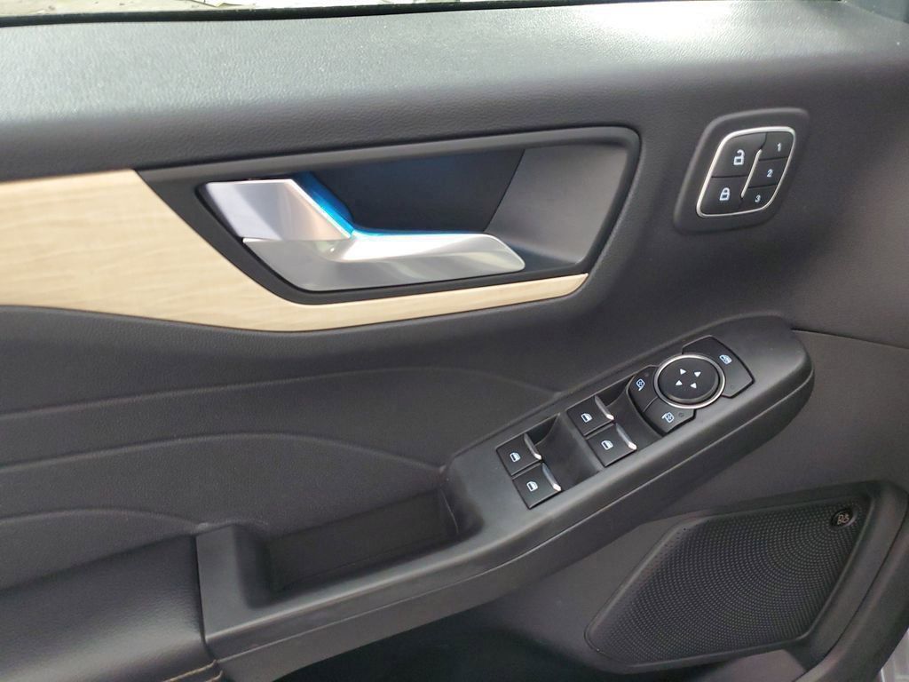 2022 Ford Escape Titanium Hybrid photo 27