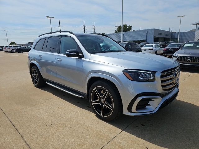2025 Mercedes Benz GLS 450 4MATIC photo 2