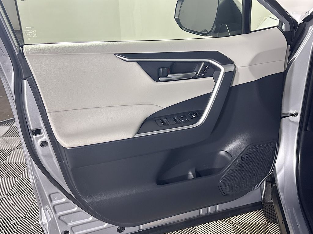 2022 Toyota RAV4 Hybrid XLE Premium photo 9