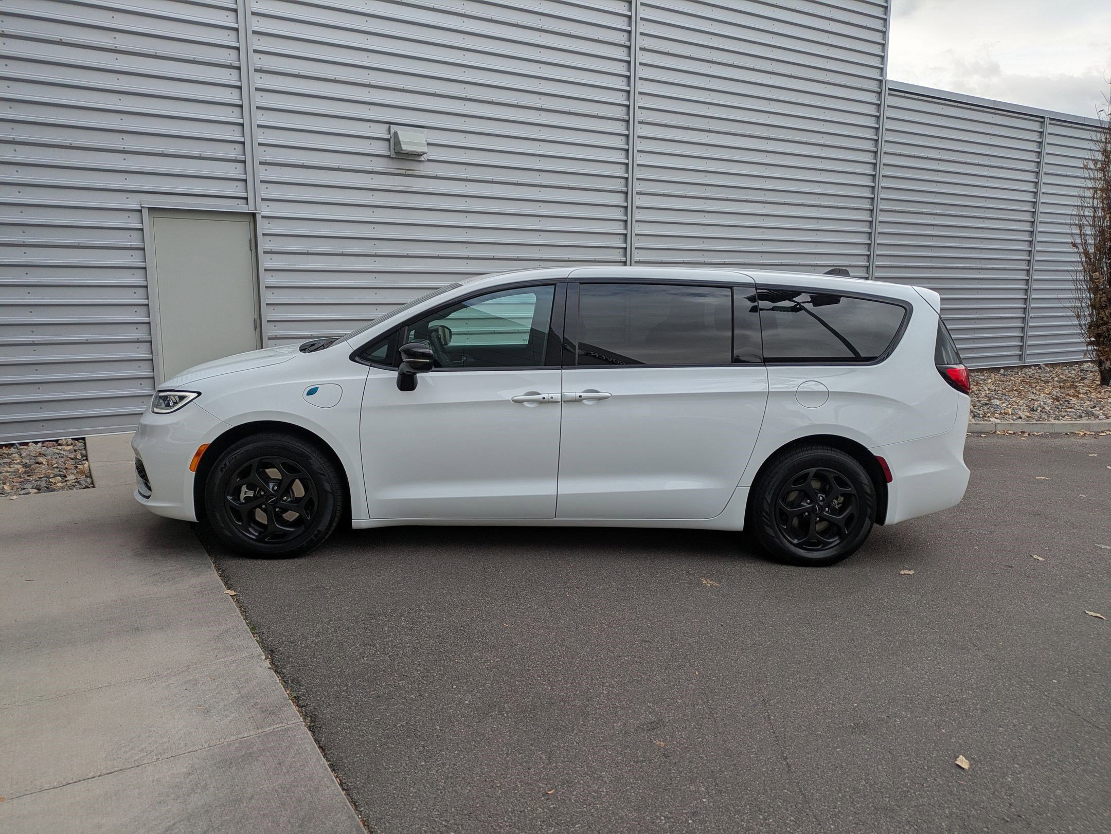 2023 Chrysler Pacifica Hybrid Limited photo 2