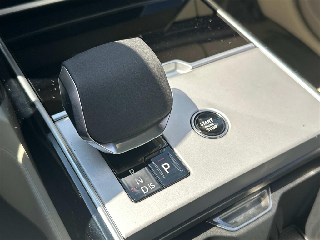2025 Land Rover Range Rover SE photo 4