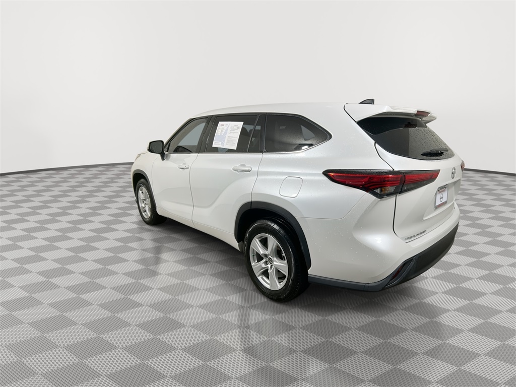 2022 Toyota Highlander LE photo 5