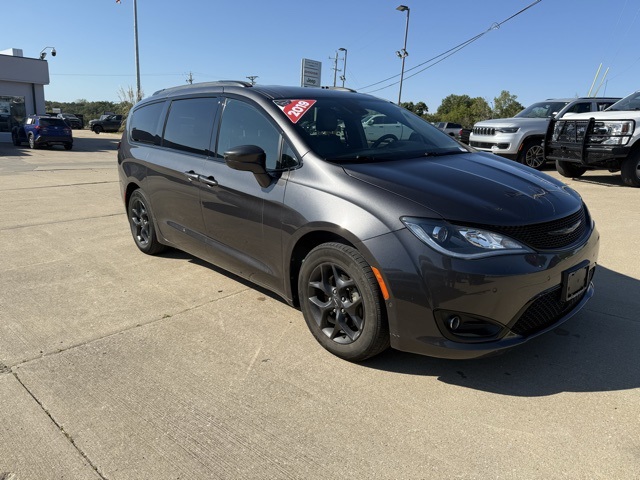 2019 Chrysler Pacifica Touring Plus photo 2