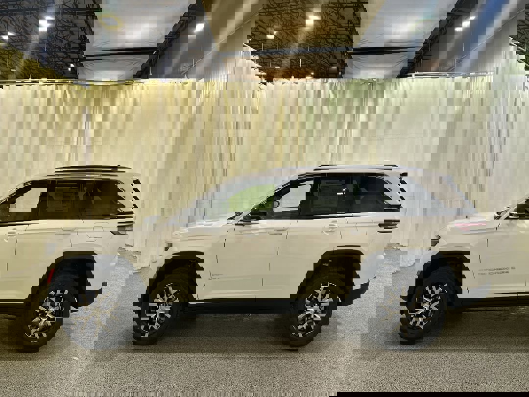 2025 Jeep Grand Cherokee Limited photo 3