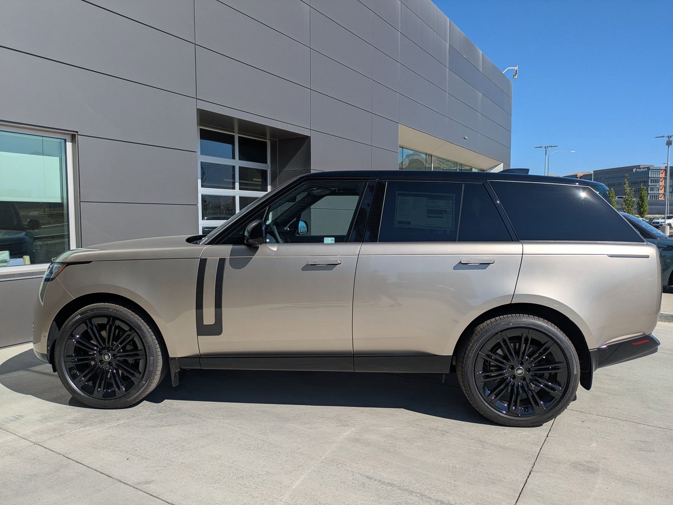 2025 Land Rover Range Rover SE photo 8