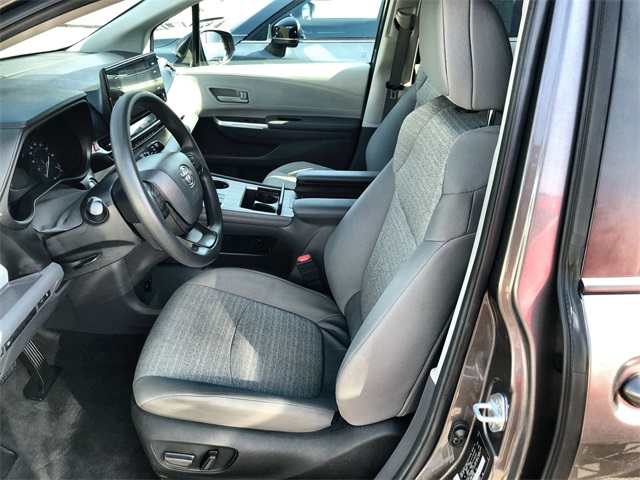 2024 Toyota Sienna LE photo 3