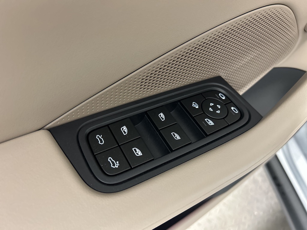 2025 Porsche Macan Electric photo 26
