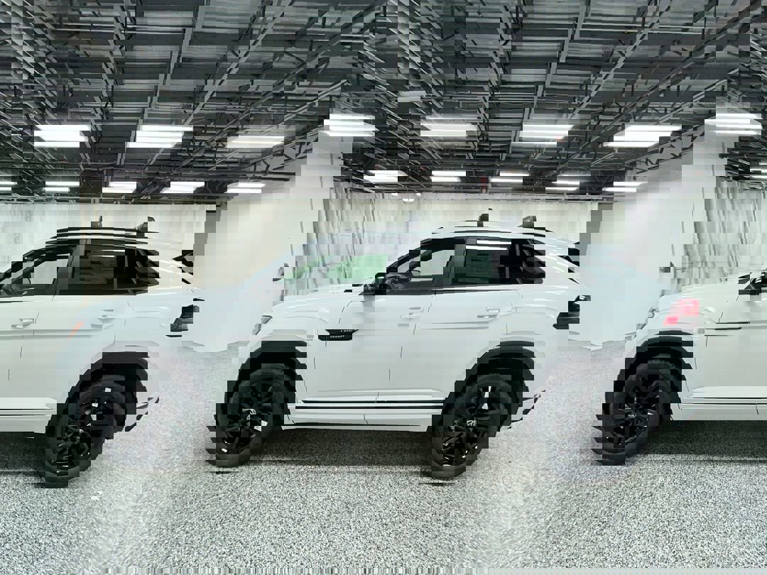 2026 Volkswagen Atlas Cross Sport SEL R-Line photo 3