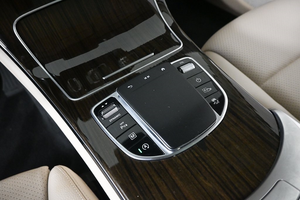 2022 Mercedes Benz GLC 300 photo 12