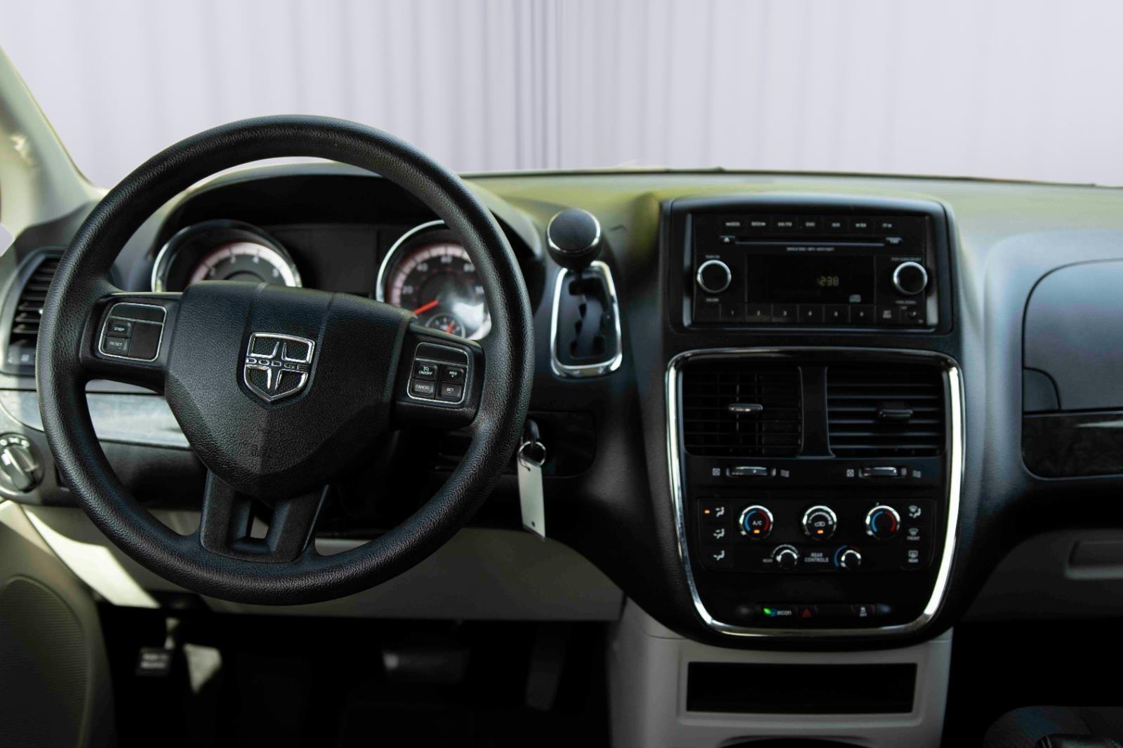 2015 Dodge Grand Caravan SE photo 3