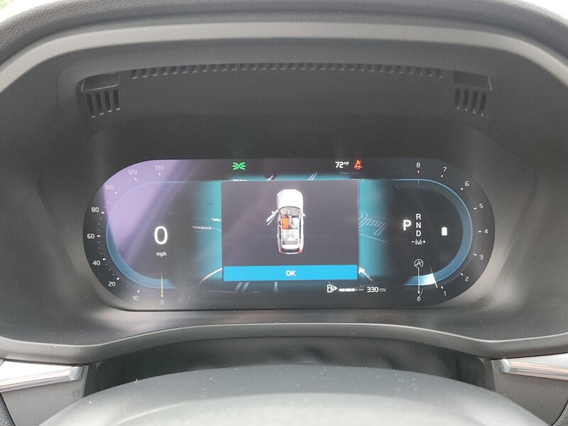 2023 Volvo XC60 B5 Plus photo 25
