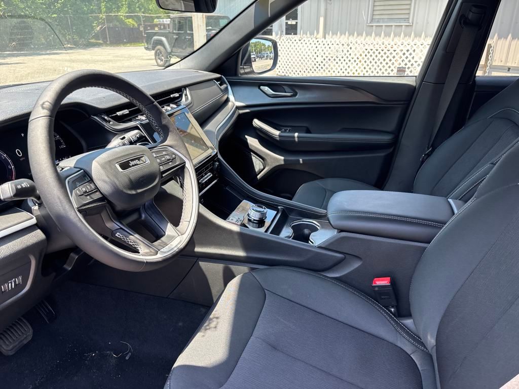 2025 Jeep Grand Cherokee Laredo X photo 3