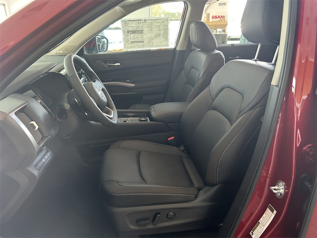 2025 Nissan Pathfinder SL photo 9