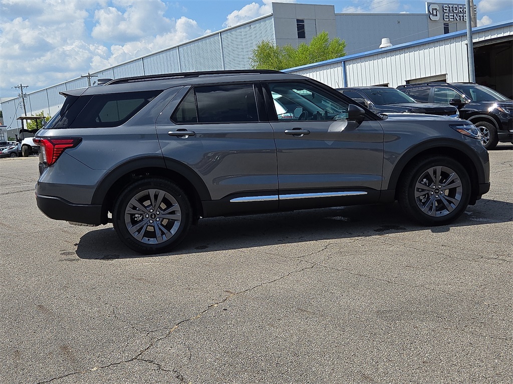 2025 Ford Explorer photo 3