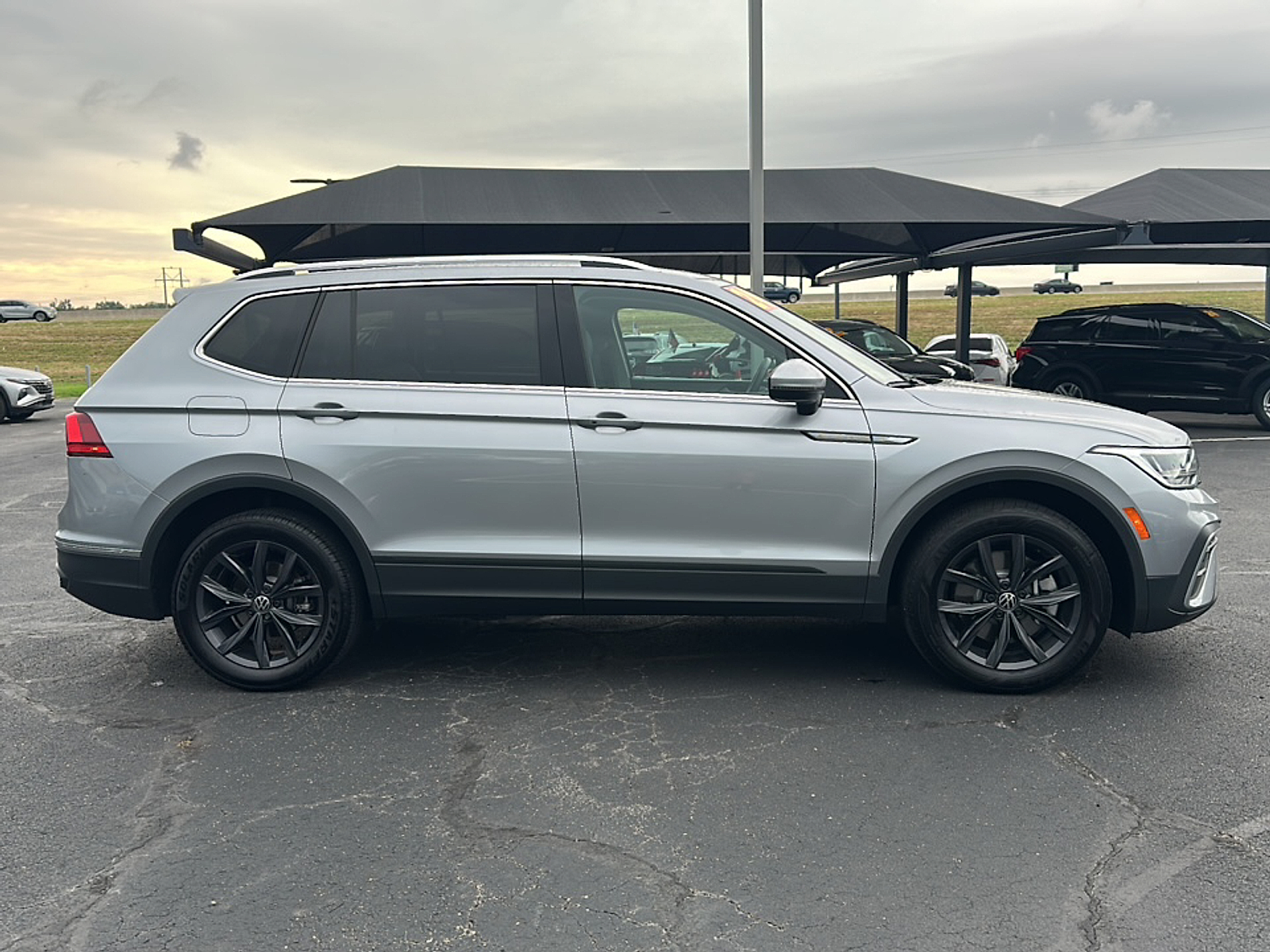 2024 Volkswagen Tiguan SE Wolfsburg Edition photo 2