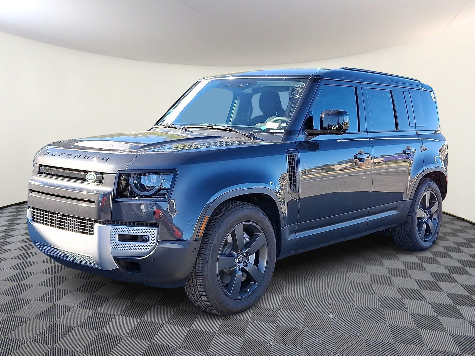 2025 Land Rover Defender S's photo