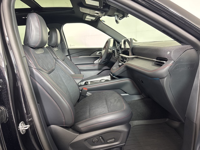 2025 Ford Explorer ST photo 4