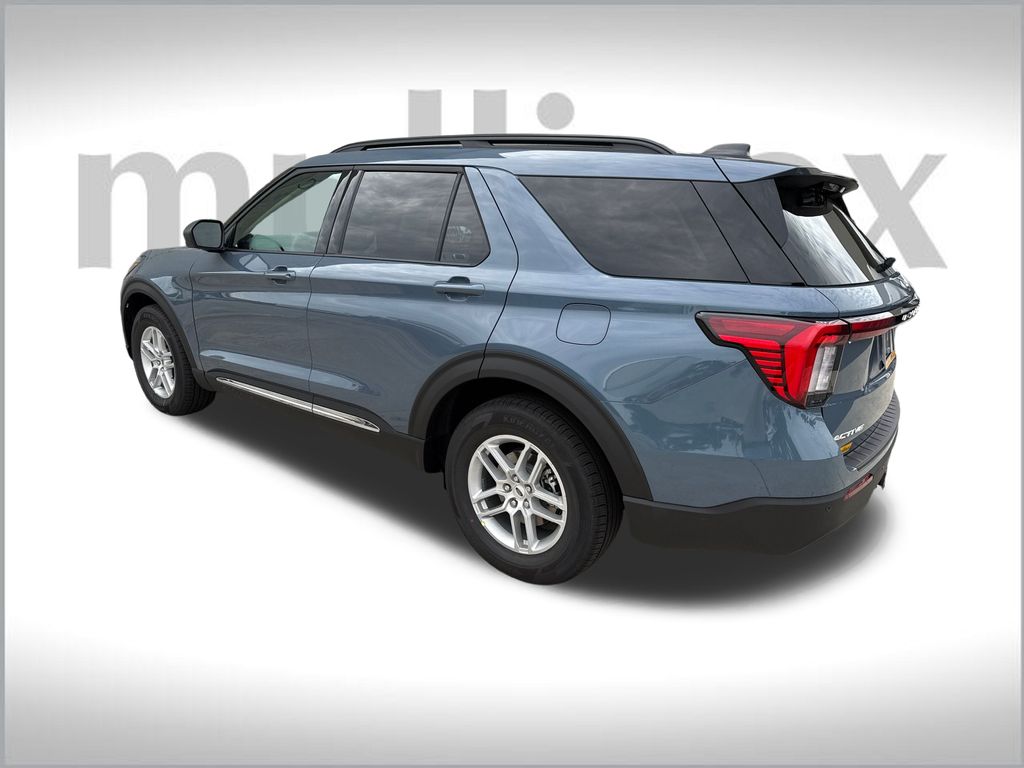 2025 Ford Explorer photo 3