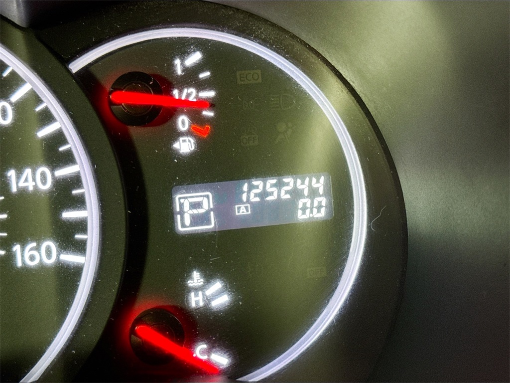2012 Nissan Quest SV photo 21